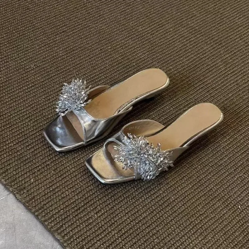 

Женские золотые тапочки на каблуке «котенок», летние серебряные пляжные туфли, праздничные тапочки на низком каблуке, крутые тапочки