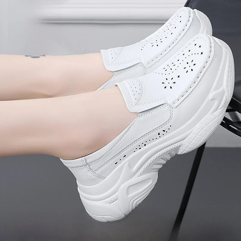 

Удобные кожаные женские кроссовки на танкетке, белые, с перфорацией, дышащие, повседневные