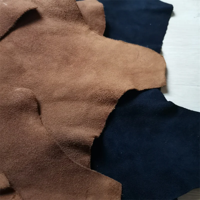 1 mm braunes schwarzes Schaf-Wildleder. Oberleder. Echtlederstoff. Handgefertigtes DIY für Kleidung im Inneren. Paketkante. Ganzes Schaffell – Detail 20