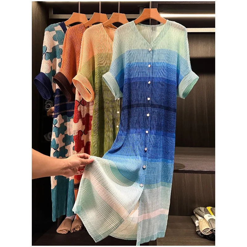 

Плиссированное платье Miyake с радужными полосками, новинка 2026 года, летнее, с V-образным вырезом, коротким рукавом, средней длины, для отпуска, легкая женская одежда