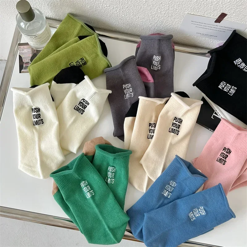 Damskie skarpetki z haftem w kształcie litery koreański styl Harajuku Streetwear skarpetki załogi damskie dorywczo jednokolorowe dziewczęce bawełniane luźne długie skarpetki — zdjęcie 3