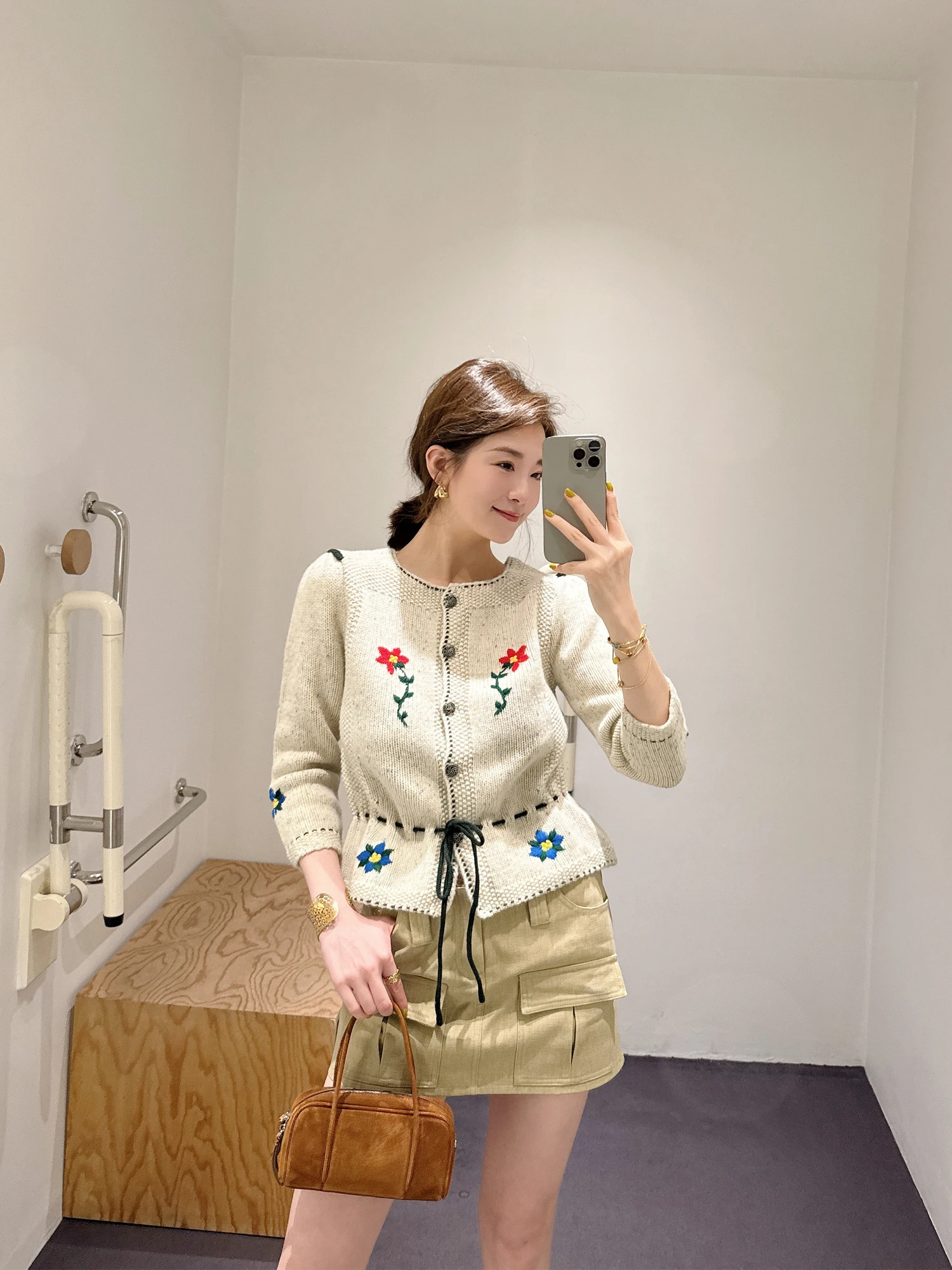 

Элегантный шерстяной вязаный топ с завязками на талии и вышивкой, женская модная весенняя верхняя одежда, укороченный фасон, женская весенняя модель.