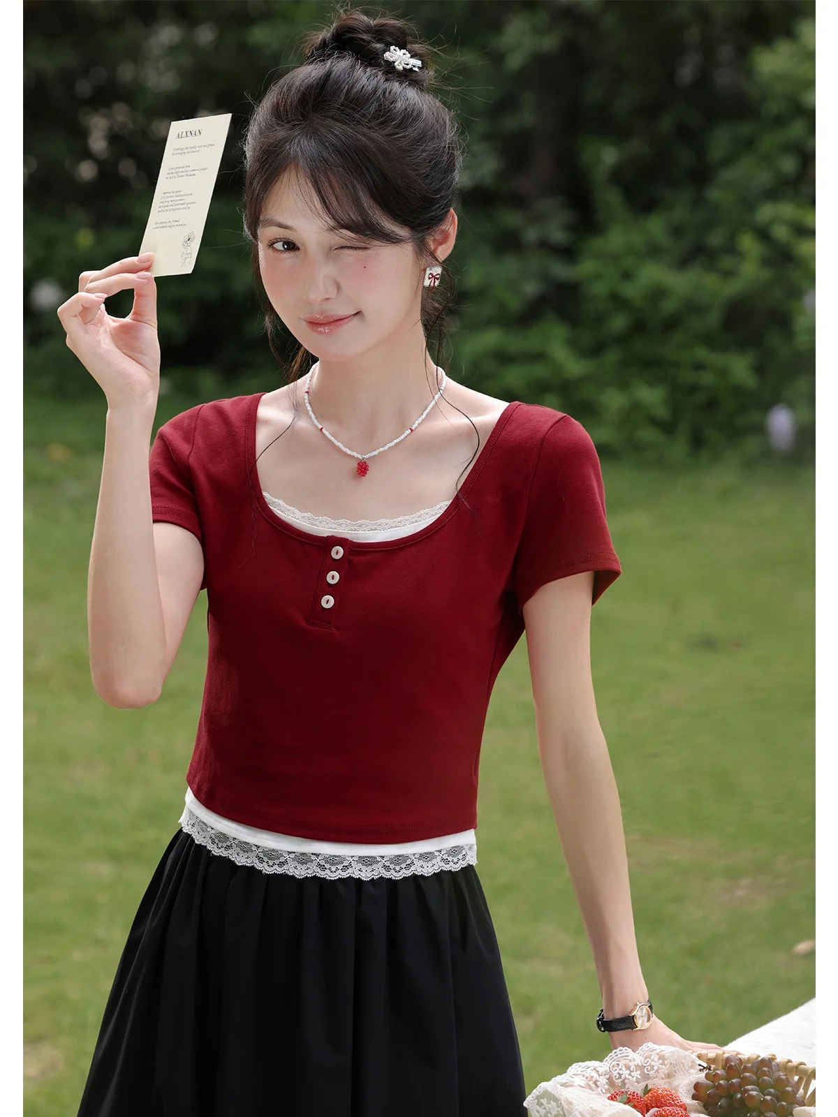 

Красная женская футболка с U-образным вырезом и коротким рукавом, приталенный топ с вставками, летняя повседневная модная модель от Deer Southward Xiang Chapter