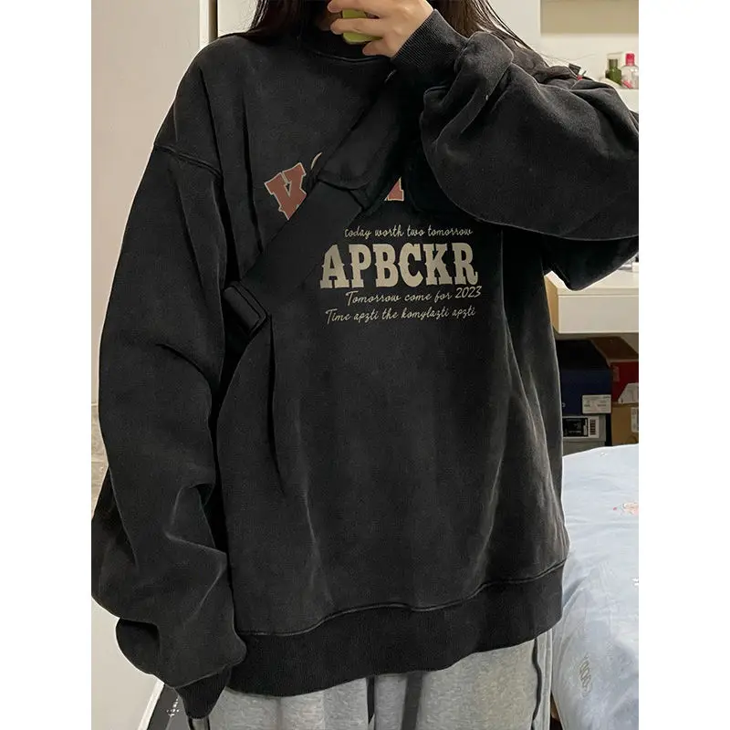 

American retro round neck sweatshirt for women, niche design, washed black top, oversize plus velvet women clothing y2k tops