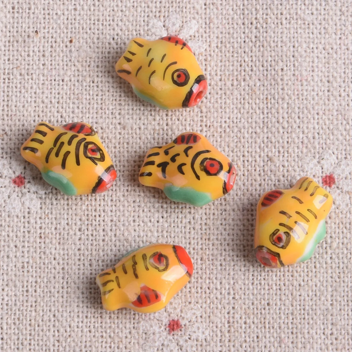 Cuentas sueltas de porcelana y cerámica para fabricación de joyas, abalorios con forma de pez, pintura hecha a mano, 5 piezas, 12x15mm