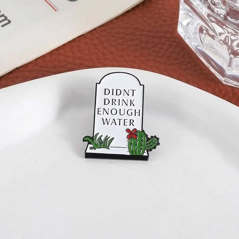 لم شرب ما يكفي من المياه المينا دبابيس قبر شواهد القبور بروش مجوهرات إبداعية على ظهره شارة التلبيب هدية للأصدقاء