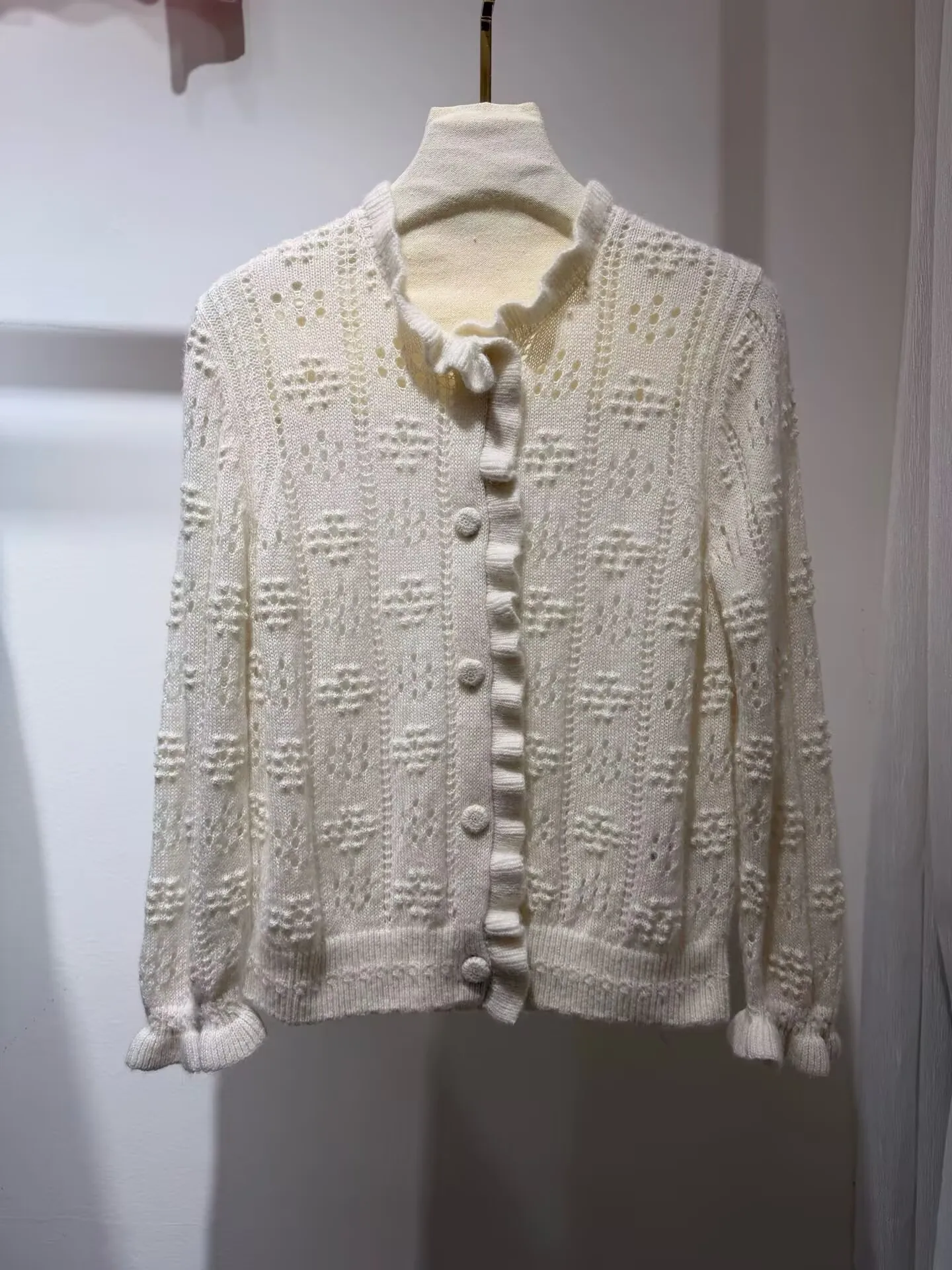 

Осенний женский жаккардовый ажурный свитер с рюшами на воротнике и длинными рукавами, однобортный элегантный тонкий вязаный кардиган