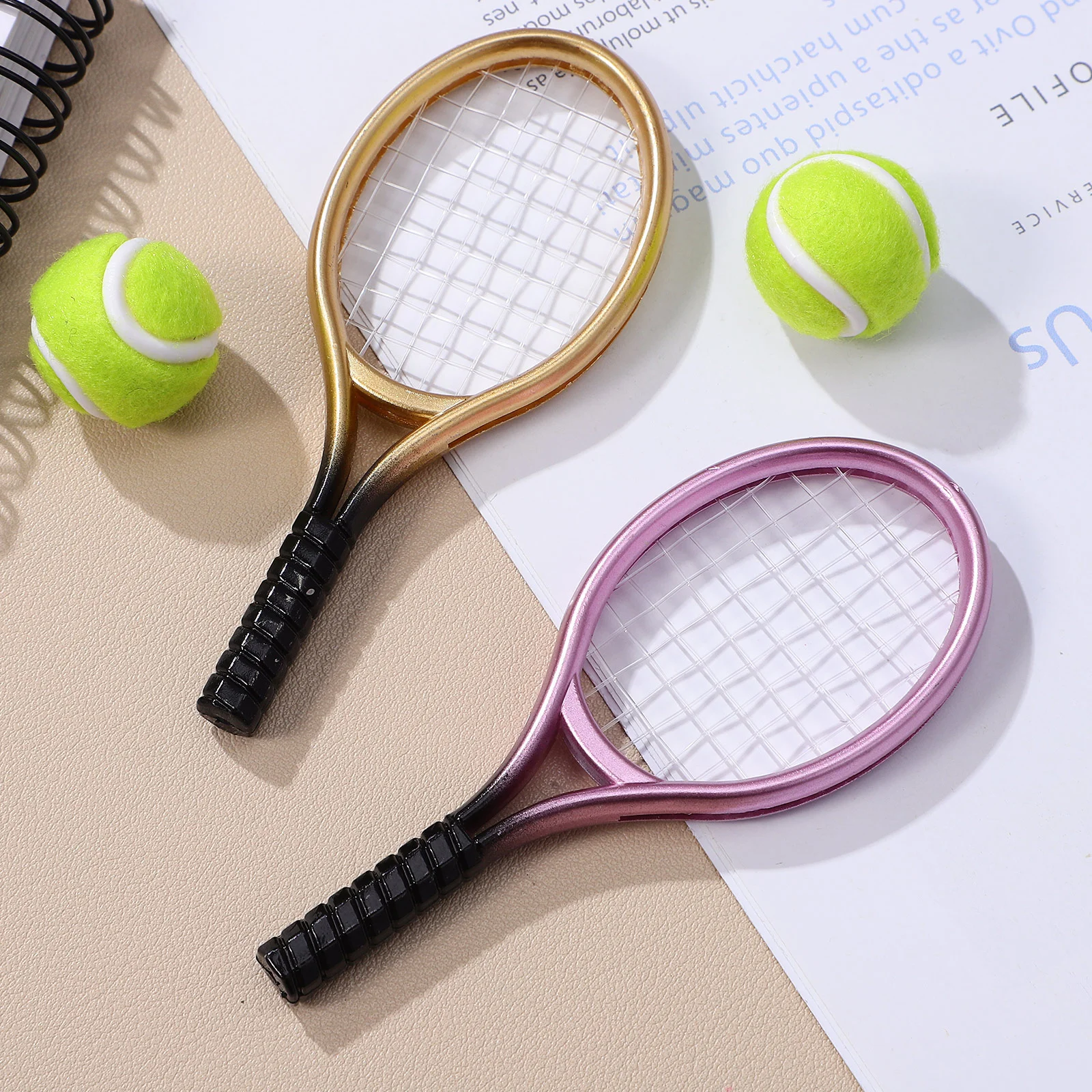 2 ชุดไม้เทนนิส House อุปกรณ์เสริม Miniature Racquet ของเล่นห้องพลาสติกลูกขนาดเล็กรุ่น