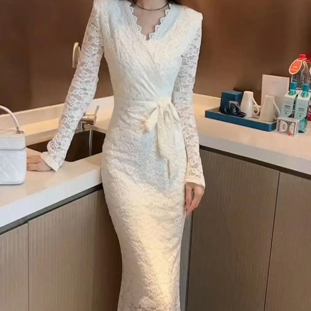 

Gentle and sexy royal sister style fashion dress women's winter 2026 new long-sleeved V-neck hip-wrapped lace dress