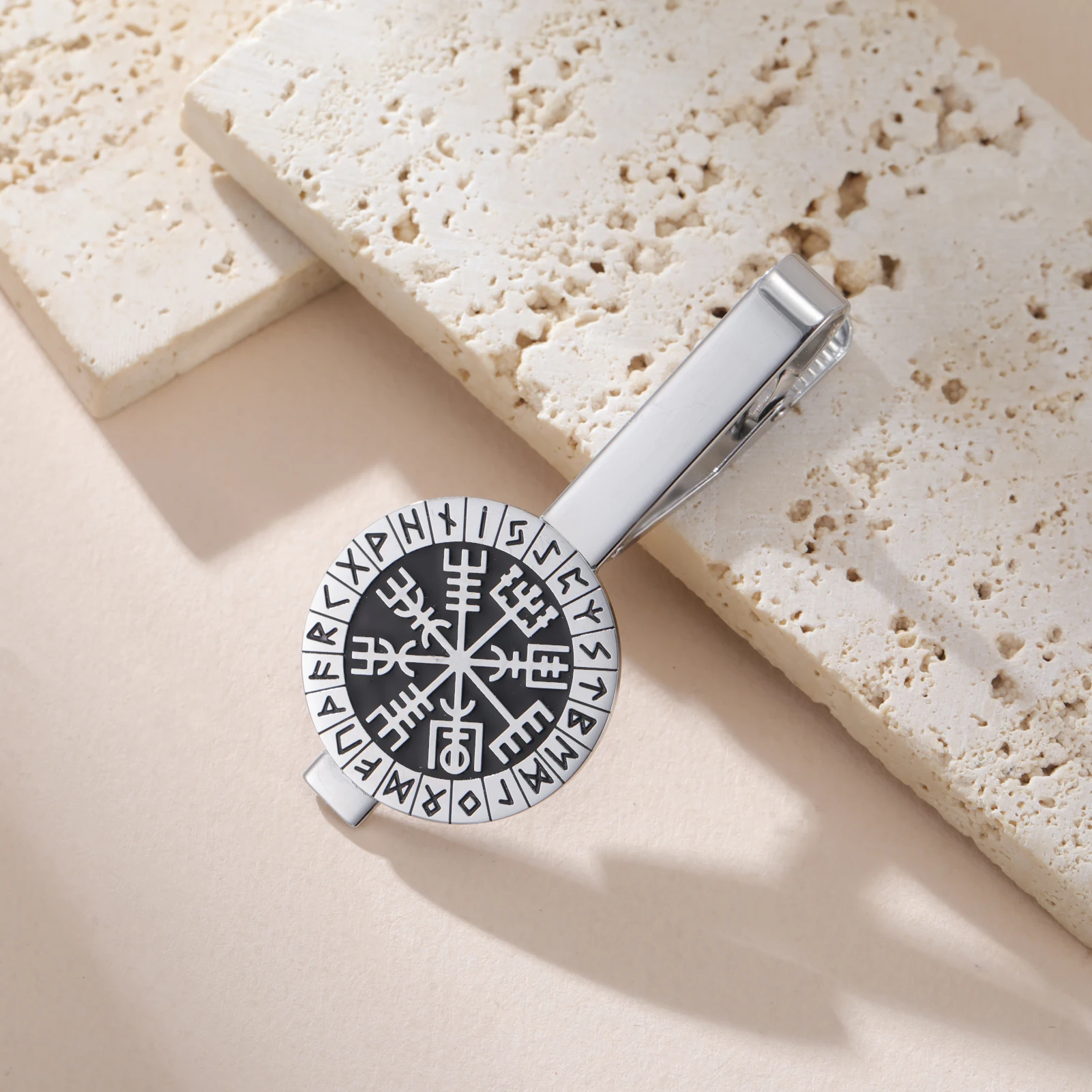 Kkjoy Vegvisir Wikinger-Kompass Runen-Krawattenklammer aus Edelstahl, geätzt, für Herren, Business, Vintage-Krawattennadel, nordische Mythologie, Glaubensaccessoire – Detail 3