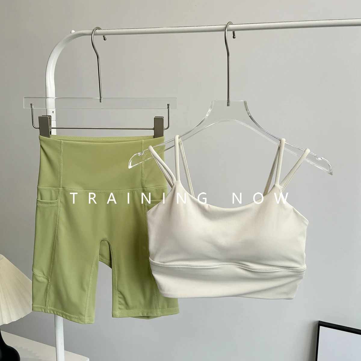 

Спортивный комплект для йоги для женщин летом 2023 Новый интегрированный бюстгальтер Высококачественный быстросохнущий костюм для бега и фитнеса