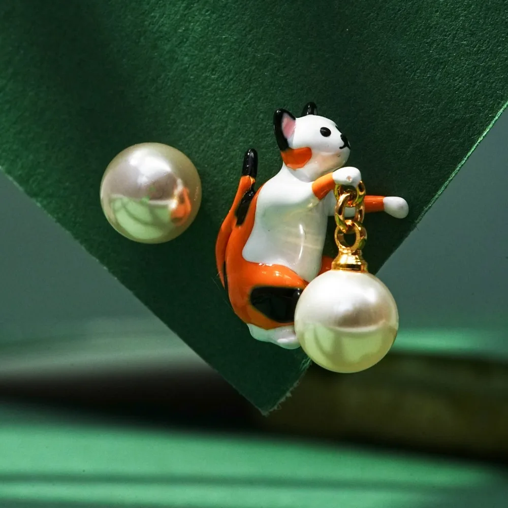 

New Style Women's Kitten Faux Pearl Asymmetrical Enamel Glaze Earrings, Fashionable and Simple.