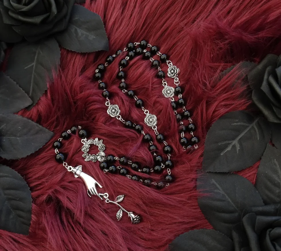 

PERSONALISIERBAR Black Rosary with Rose and Hand in Antique Silver, Gothic Necklace, Black Magic, Occult Jewelry, Mourning Jewel