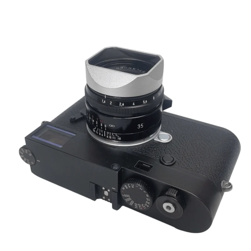 ‌ Metalowa kwadratowa osłona obiektywu z zatrzaskiem do VOIGTLANDER Nokton Vintage Line 35mm f1.5 ASPH Type I & II VM (mocowanie Leica M) — zdjęcie produktu 3