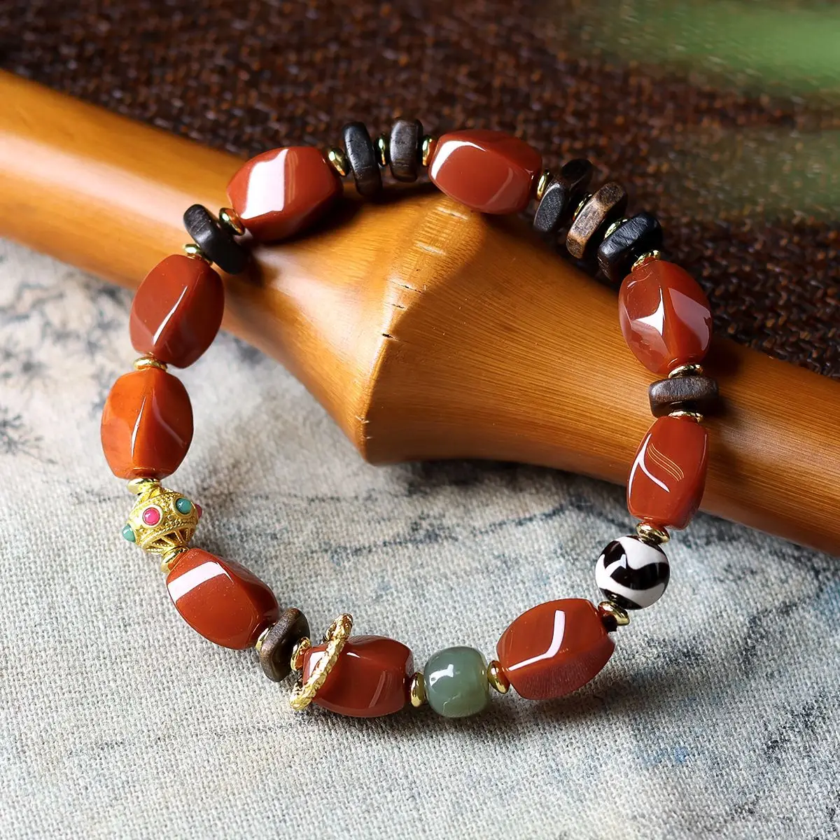 

Ins Ethnic Style South Red Agate Agarwood Bracelet Tiger Teeth Tianzhu Jasper Hand String Fashion Women's Vintage Natural Stone