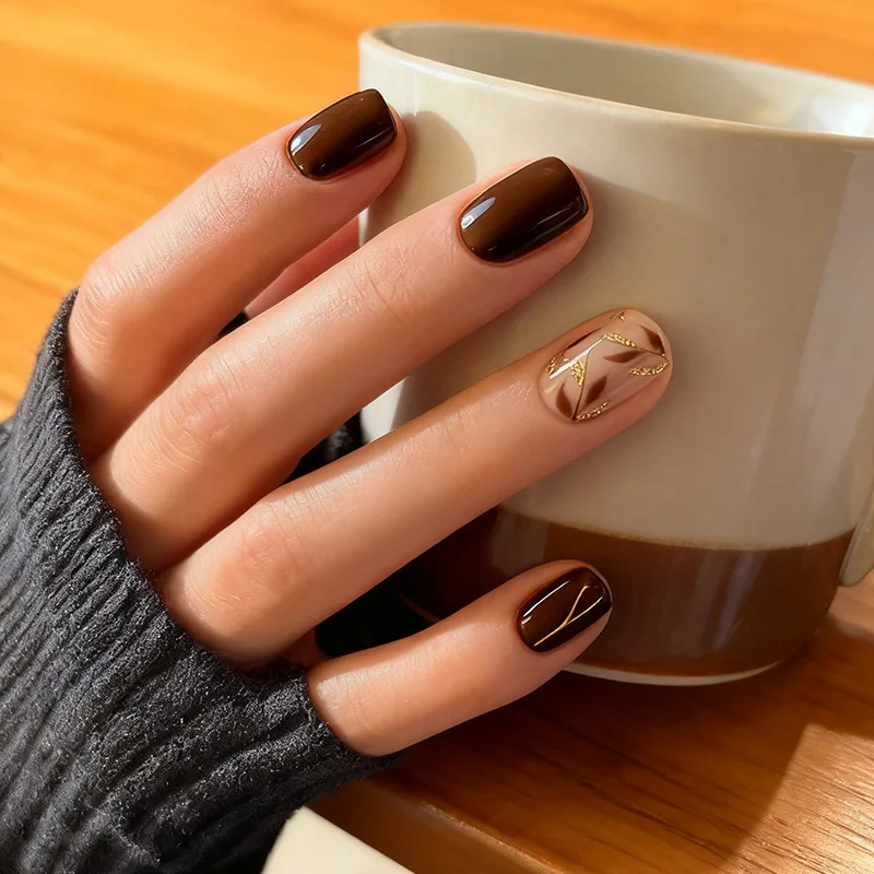 

Новые простые маникюрные накладные ногти 2026 года: элегантные и универсальные, с белым блеском в виде листьев, короткие квадратные