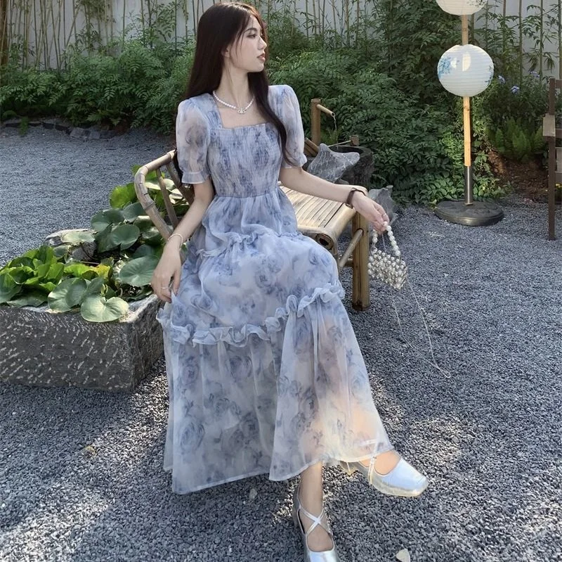 Fashion Trend Retro Square Collar Floral Dress Womens Summer 2024 New Super Sensen Tie Waist che dimagrisce la gonna lunga laterale dell'orecchio in legno