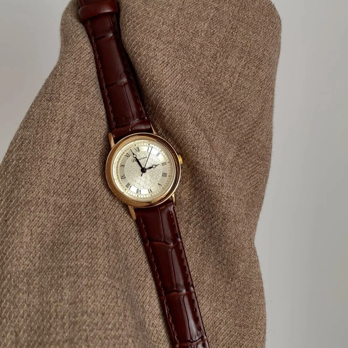 Korean Style Retro Small Brown Round Dial Women'S Watch, Simple And Elegant Leather Strap Quartz Watch, Unique Gift For Women.