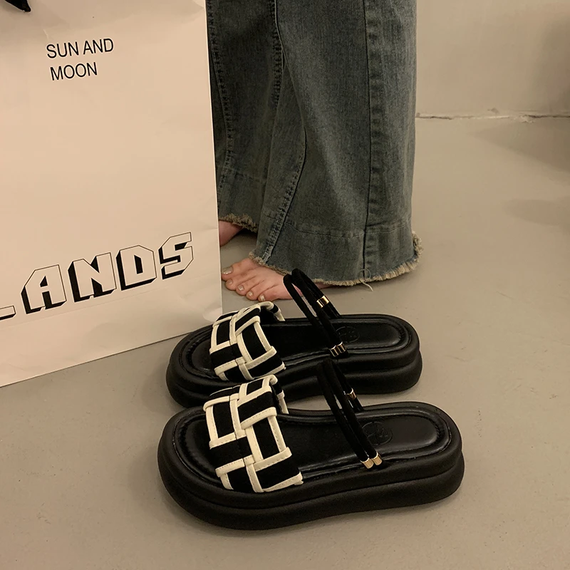 Buty wewnętrzne damskie kapcie i sandały damskie platformy slajdy lato 2024 czarna gruba guma dom dom oryginalne buty luksusowe