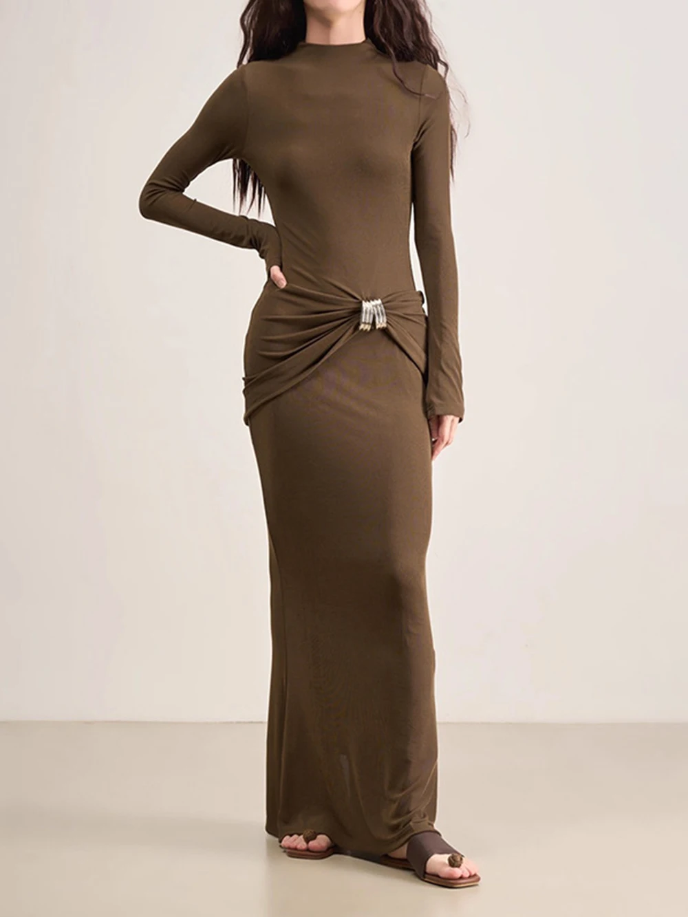 

Длинное платье 2026 года: новинка с воротником-стойкой, металлической пряжкой и декоративной застежкой на талии, однотонное.