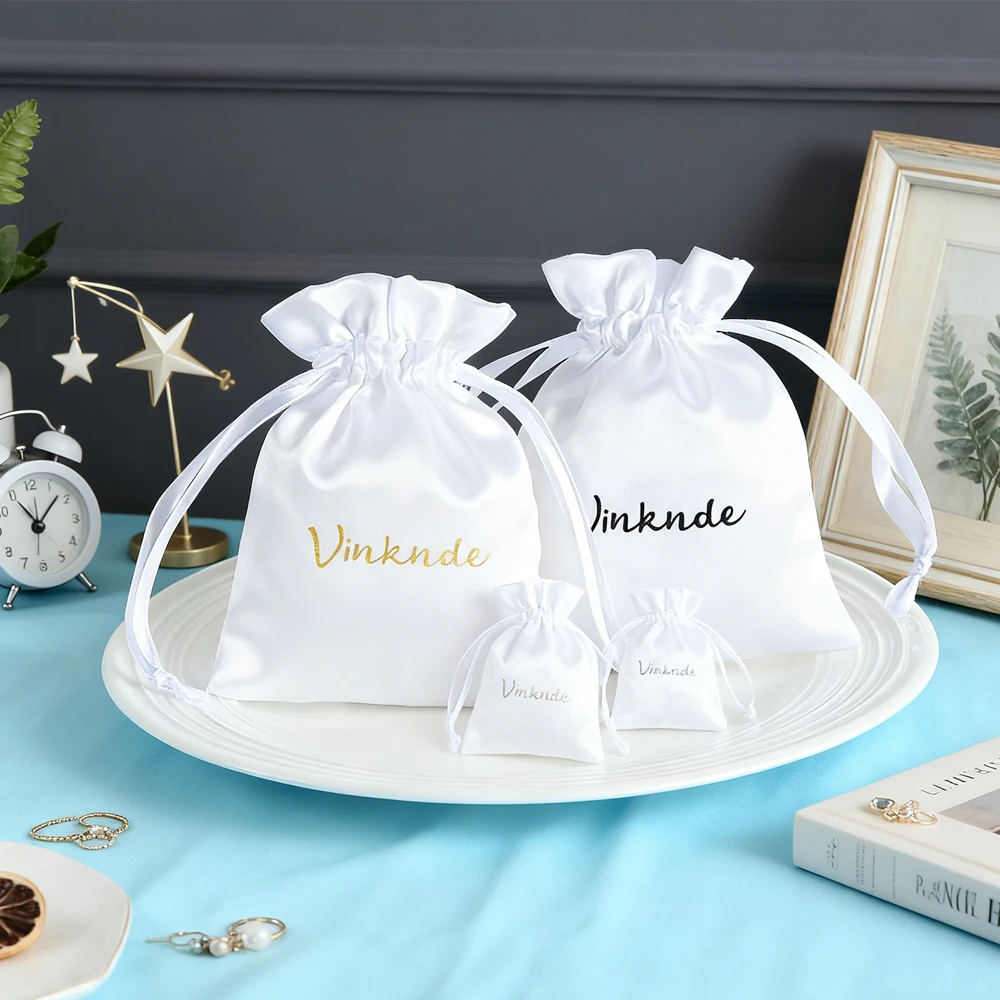 

50 шт./лот, белая сумка для упаковки ювелирных изделий с логотипом, персонализированная шелковая атласная подарочная сумка на шнурке, дорожная свадебная портативная карманная сумка