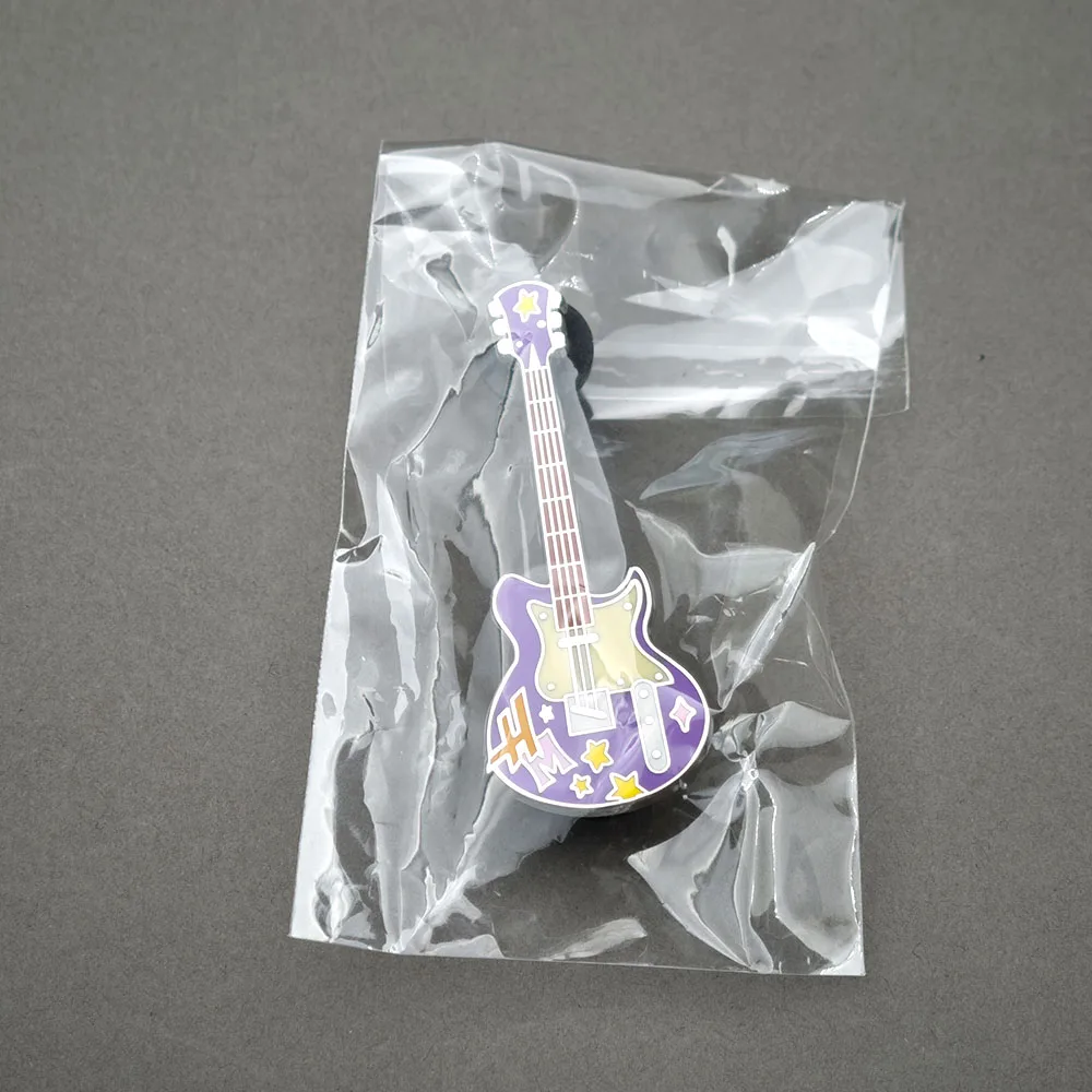 Hannah Montana Lila E-Gitarren-Emaille-Pin Sternmuster Metallbrosche Anstecknadel TV-Serien-Fan-Sammlerstück Musikliebhaber-Geschenk – Detail 10