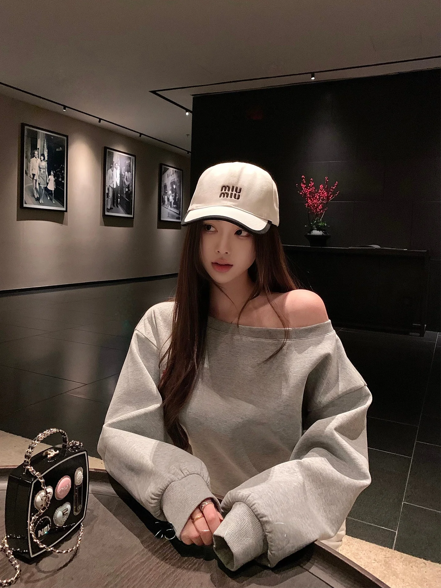 

Red Velvet Print Shoulder Bared Airy Cotton Long Sleeve Hoodie Casual Style Street Fashion Women's Sweatshirt Loose Fit round...