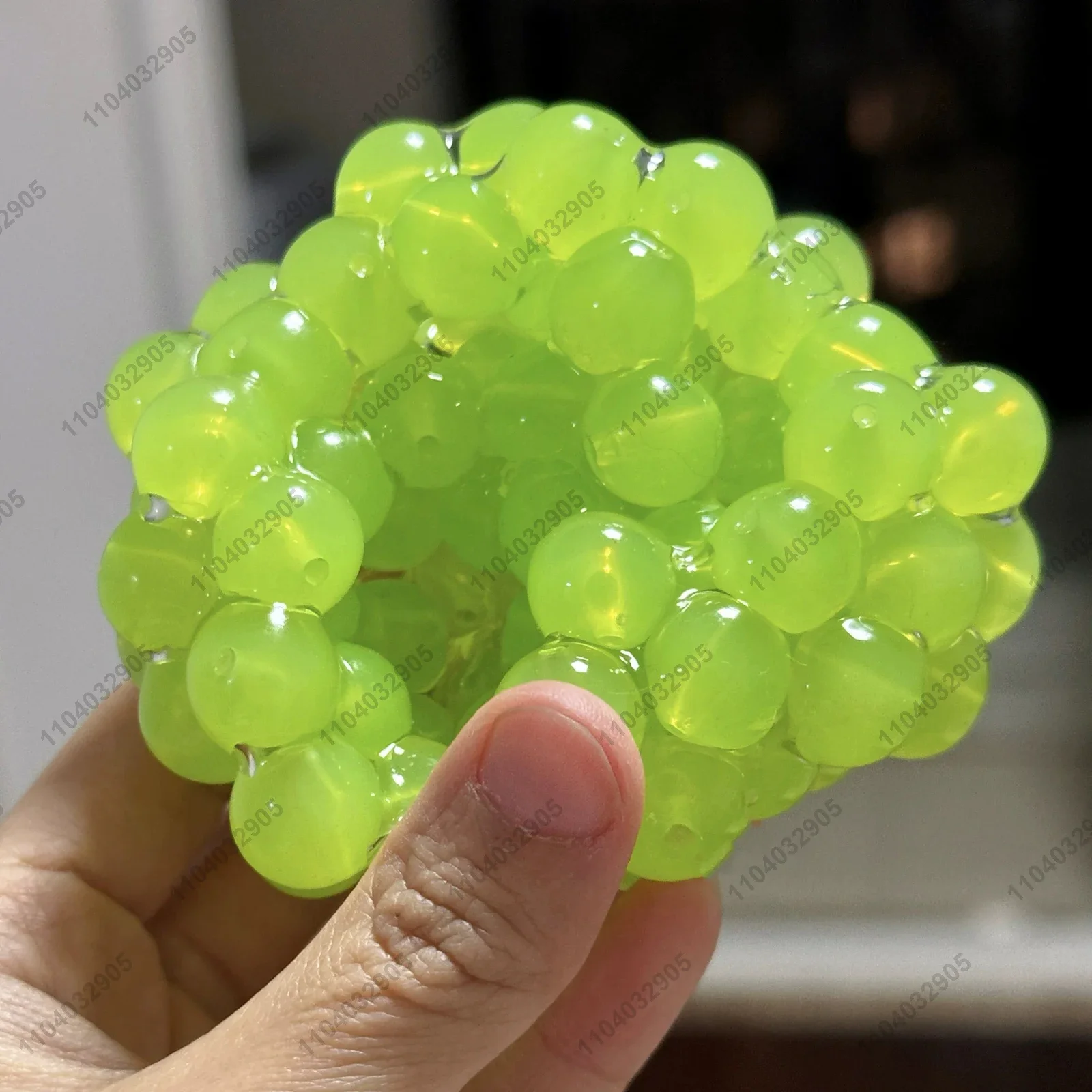 Balle grinçante et souligné sous vide saillante, pierre de raisin verte, boule de détente, jouet de détente à la main, se diversifier