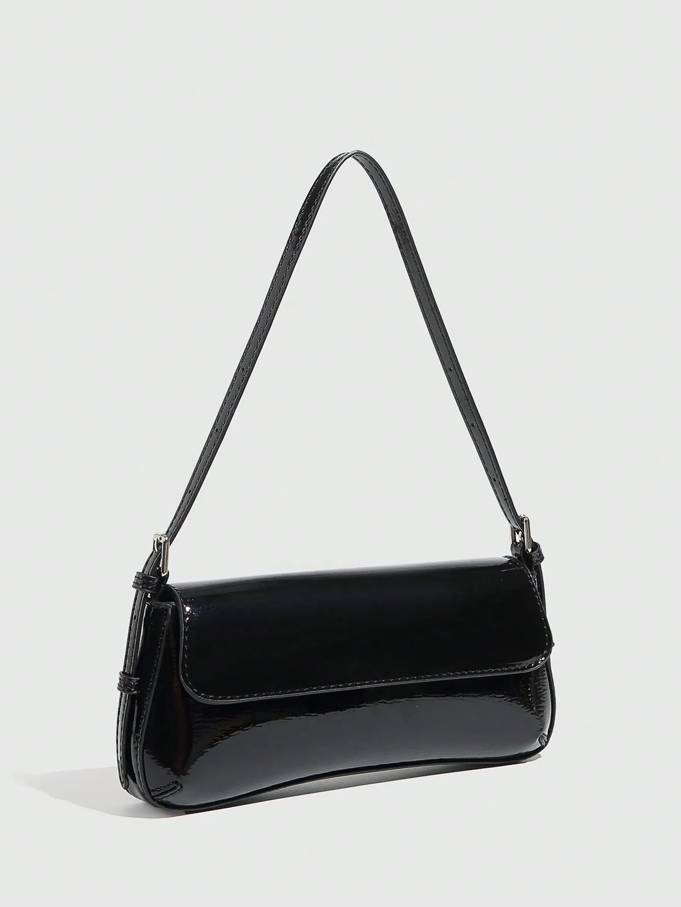 

Глянцевая черная сумка через плечо из лакированной кожи с регулируемым ремнем