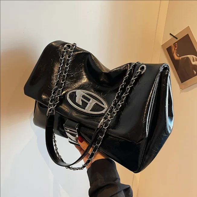 

Большая женская сумка-тоут 2026 | Просторный кошелек через плечо и через плечо | Шикарная сумка-хобо с ремешком-цепочкой для ежедневного использования