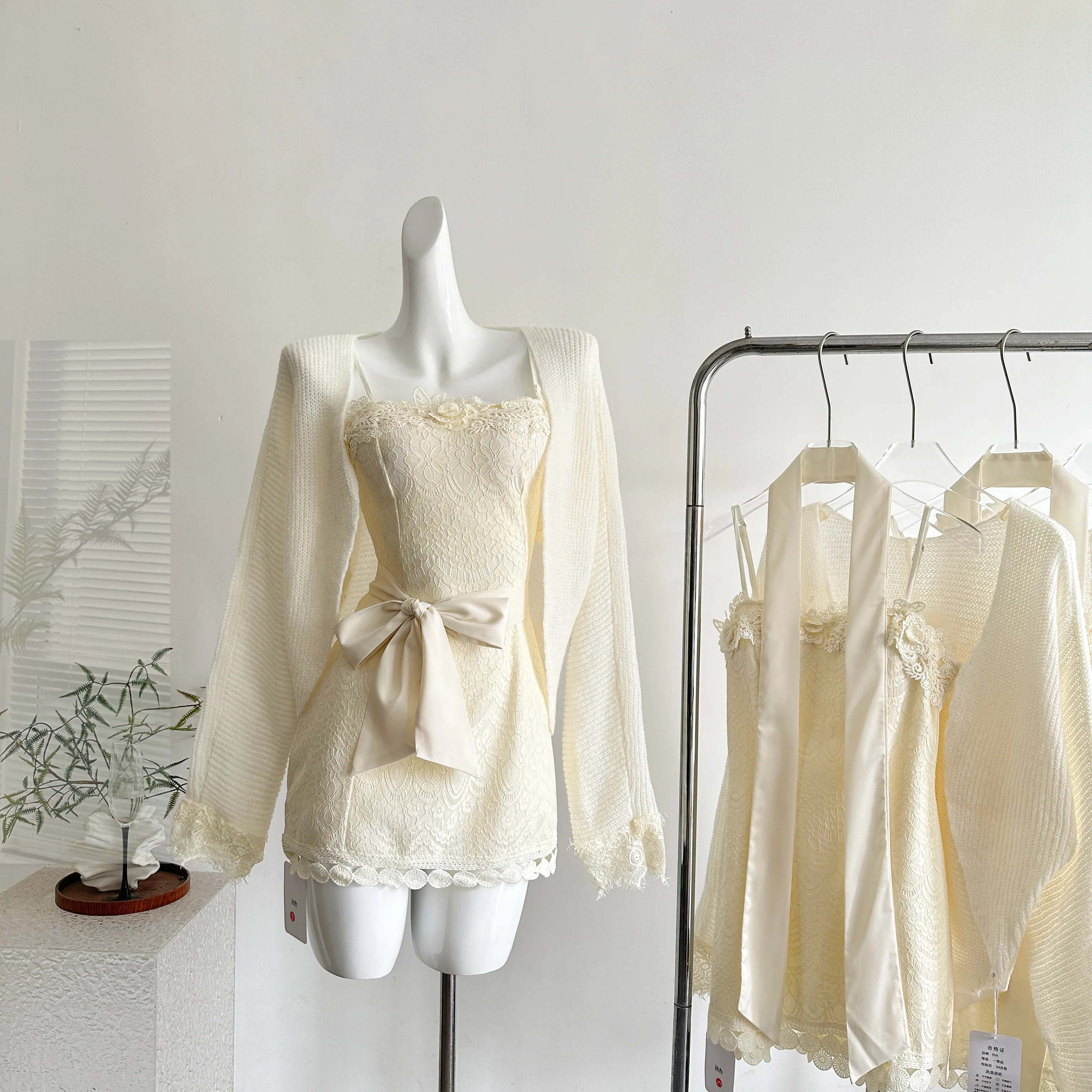 

Осень-зима Шикарный тонкий однотонный комплект из 2 предметов Женский модный дизайн Свободный свитер с длинными рукавами Кардиган + элегантное милое кружевное платье Новый