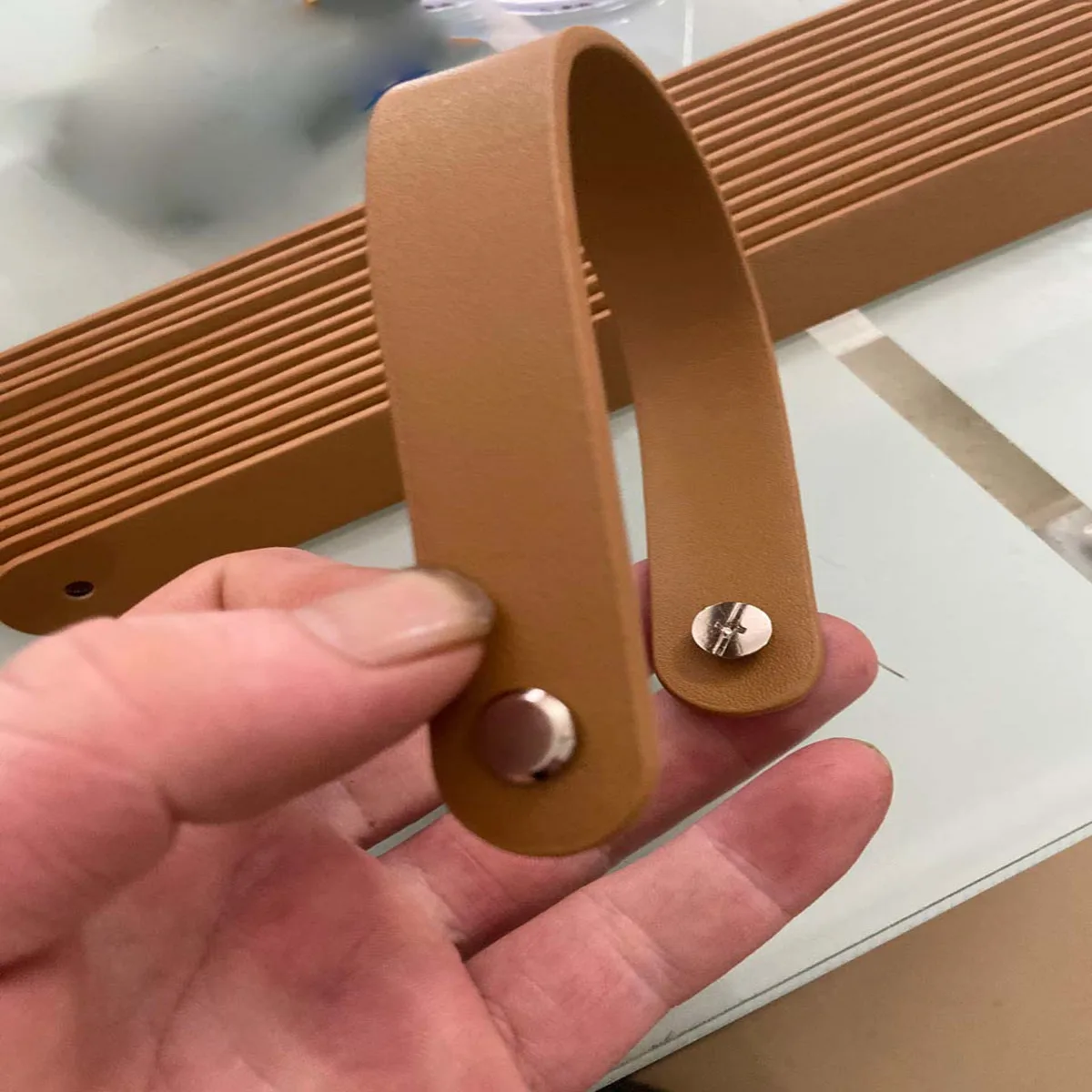 مقابض جلدية مقلدة على الطراز الشمالي - مثالية للخزانة وباب خزانة الملابس والدرج - مظهر جلد البقر بحزام