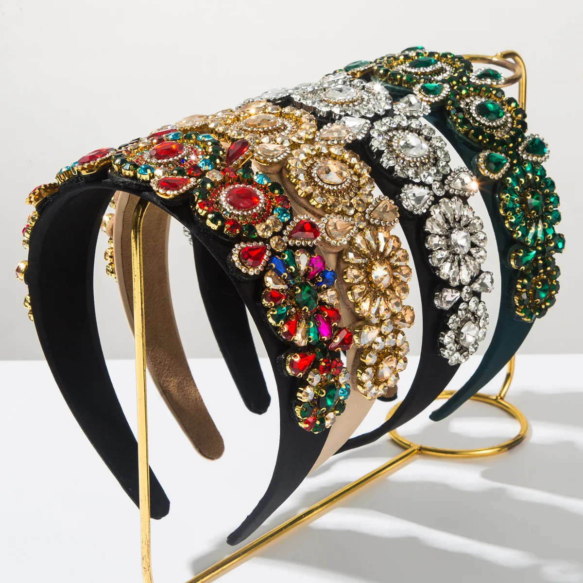 tiara-de-luxo-estilo-corte-barroco-com-incrustacoes-de-diamantes-de-alta-gama-para-baile-e-banquete-com-design-retro-industrial-para-exportacao
