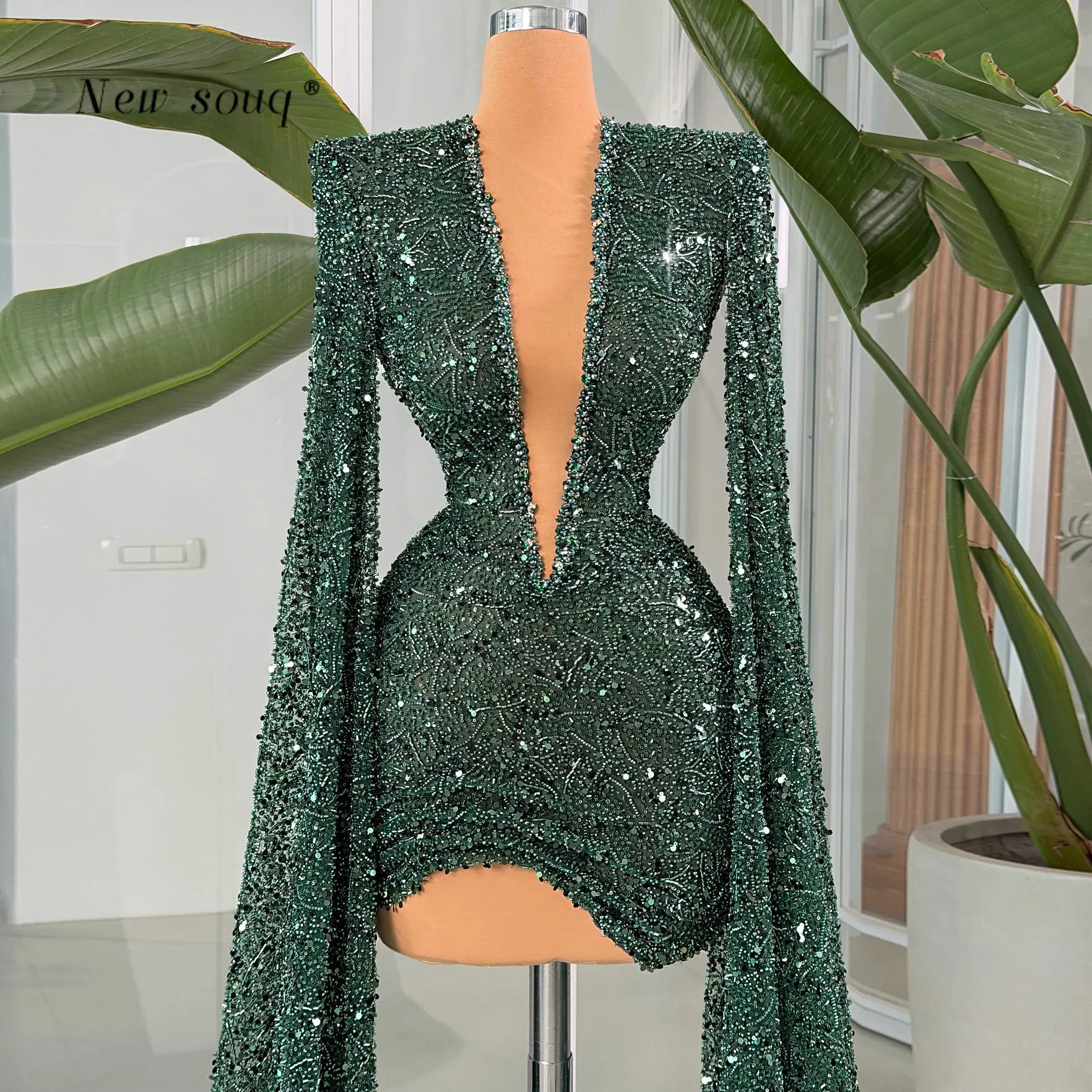 Groene sexy diepe v-hals korte galajurken voor meisjes met lange capemouwen op maat gemaakte avondcocktailjurken met sprankelende kralen en pailletten