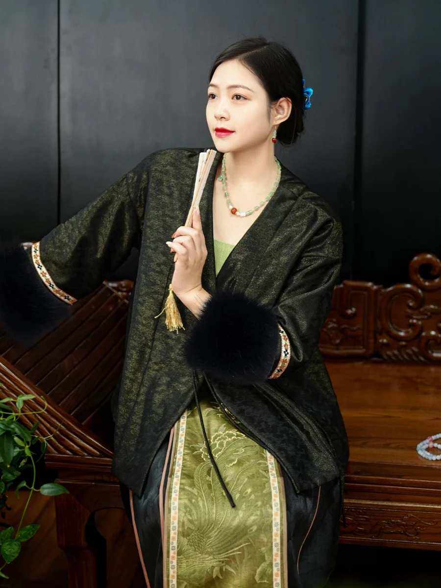

Женская утепленная куртка из хлопка с вышивкой Gold Silk 2023: новая модель с традиционными китайскими пуговицами