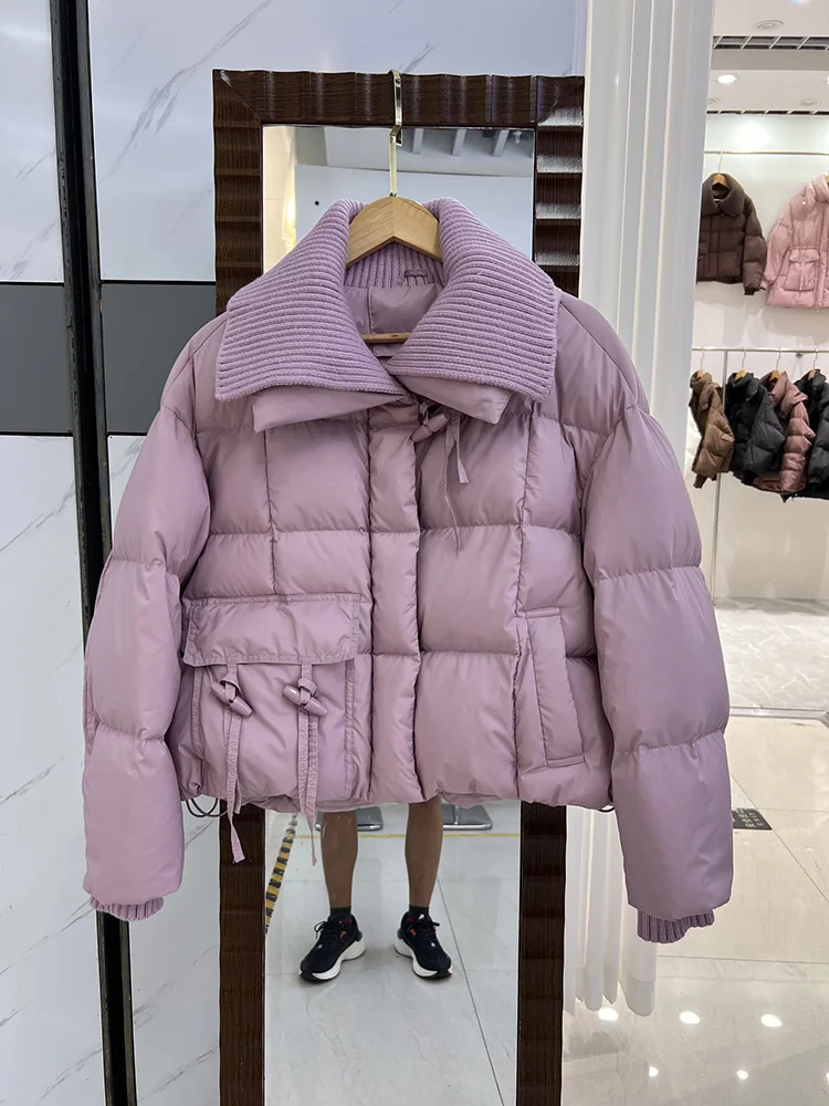 Piumino da donna in stile corto lavorato a maglia con colletto con risvolto, design alla moda, piumino d'anatra bianca allentato, nuovo piumino invernale con fibbia in corno di mucca