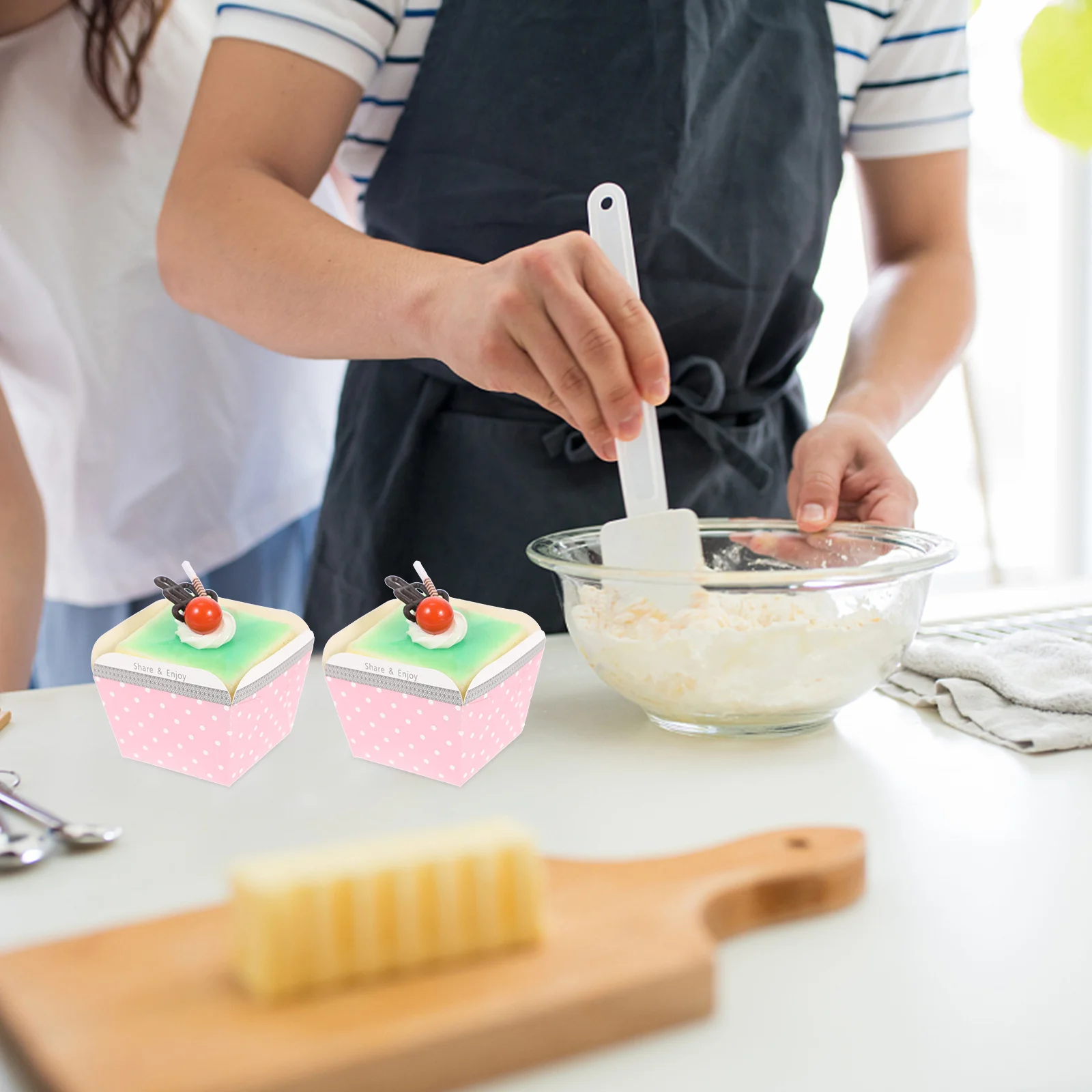 

100Pcs Disposable Square Paper Cake Cups Heat-Resistant Baking Cups for Bakery Cupcakes Cupcake Holders Party Supplies