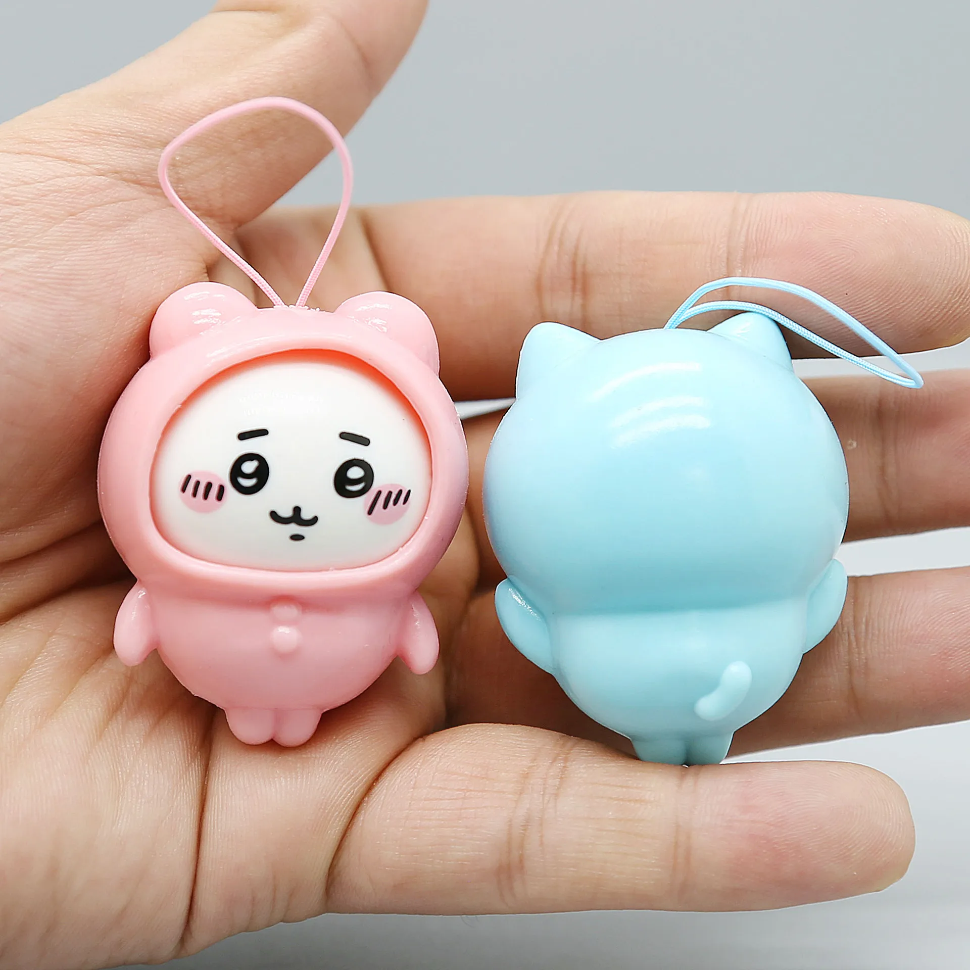 Yiji PVC-Puppen-Anhänger für Taschen, Usagi Hachiware Kapuzenpyjama-Puppe, Modische Niedliche Anhängerfigur – Detail 6
