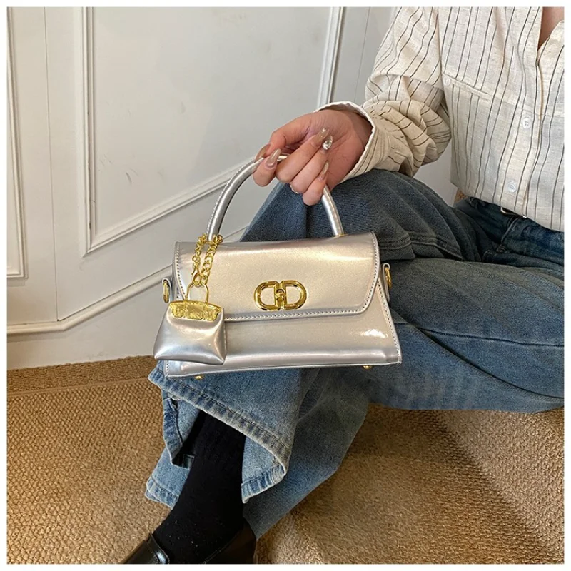 

2026 Niche Chic Tote Bag Spacious & Versatile Luxury Day Bag Minimalist Modern with Premium Feel