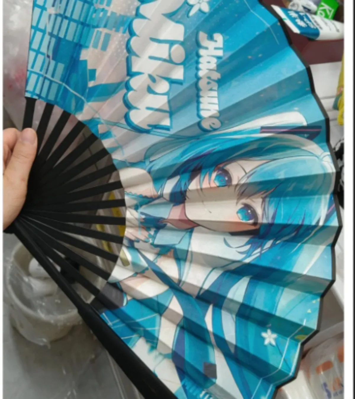 2026 Sommer Hatsune Miku Faltfächer Cartoon-Animation Seidenstoff 10-Zoll Kühlfächer Wärmeableitungs-Accessoire Geburtstagsgeschenk