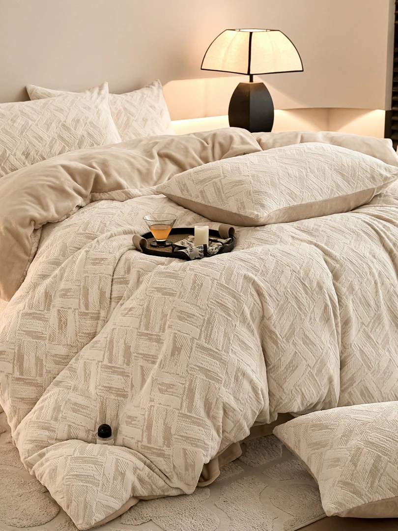 

Антистатический комплект постельного белья класса А из четырех предметов: полностью непрозрачное бархатное покрывало, зимнее коралловое бархатное покрывало, простыни, пододеяльник.