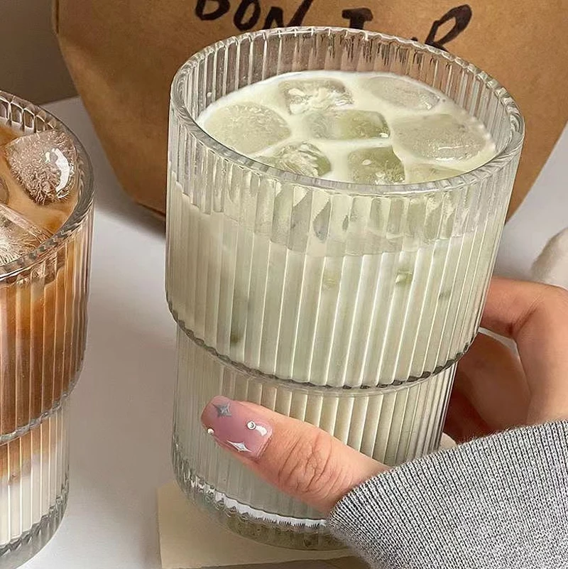 كوب زجاجي شفاف بغطاء وقش ، كوب ماء محمول ، خطوط عمودية ، مفاصل خيزران ، قهوة ، قيمة جمالية عالية ، منزل
