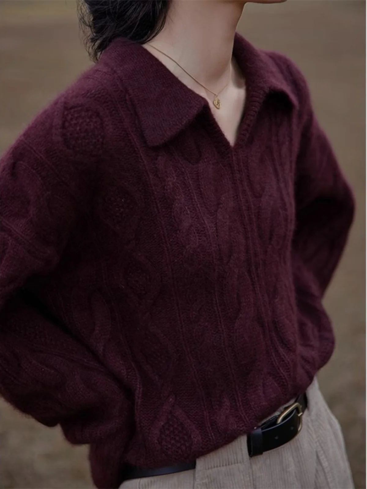 Le donne maglione di cashmere con risvolto maglione twist blu retrò indossano un pullover a vento pigro in autunno e inverno.