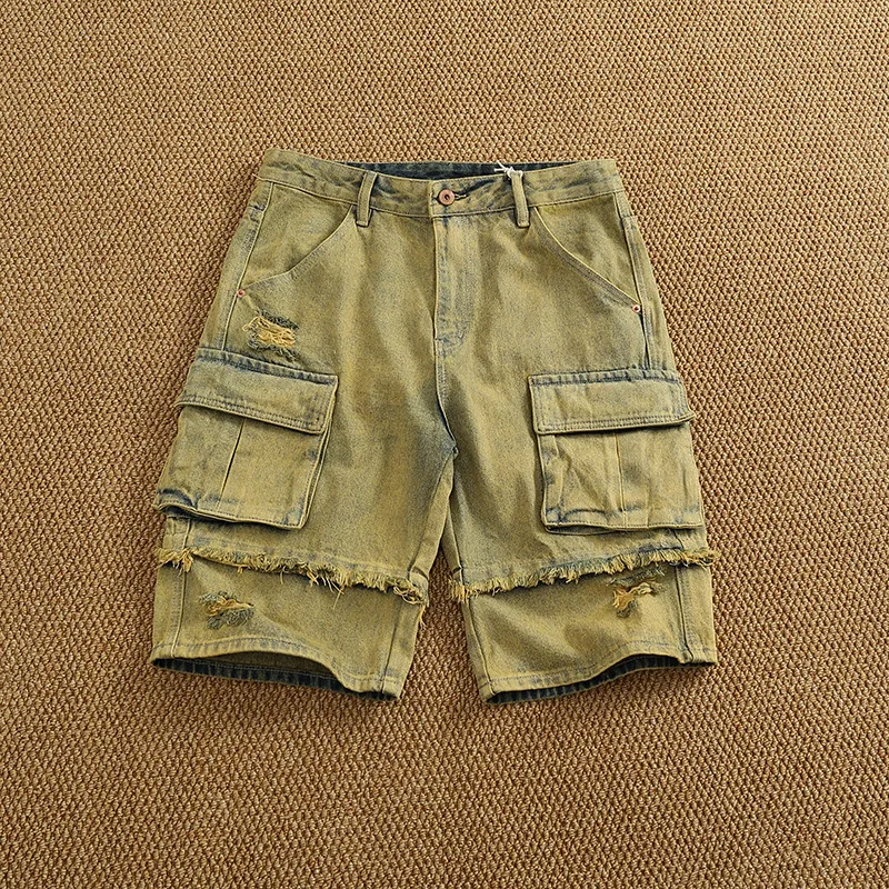 Pantaloncini in denim tinto di fango giallo da uomo in estate, larghi e retrò, marchio di tendenza con tasche multiple e pantaloni da cinque quarti