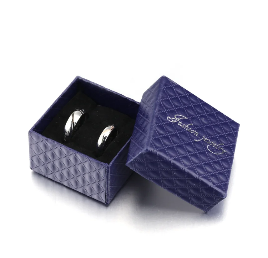 Um conjunto de dois anéis de casal de aço inoxidável Sua Beleza e Sua Besta