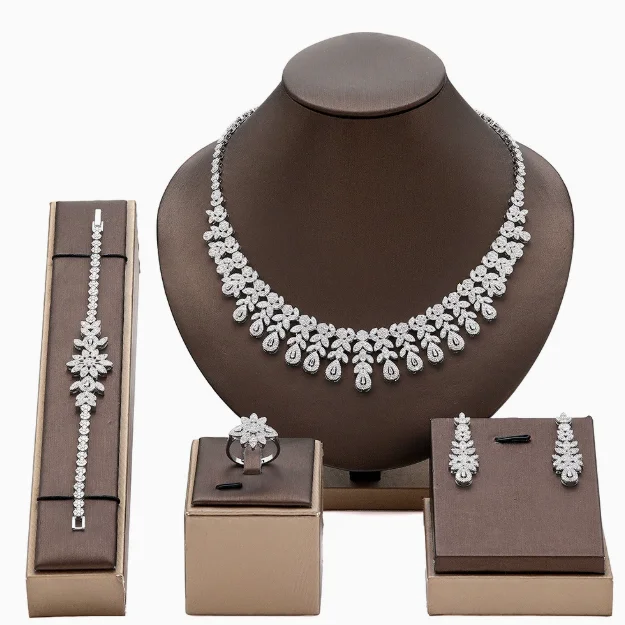 

Роскошные свадебные аксессуары: колье, браслеты, серьги и комплекты колец — лучший выбор для свадеб и праздничных подарков.