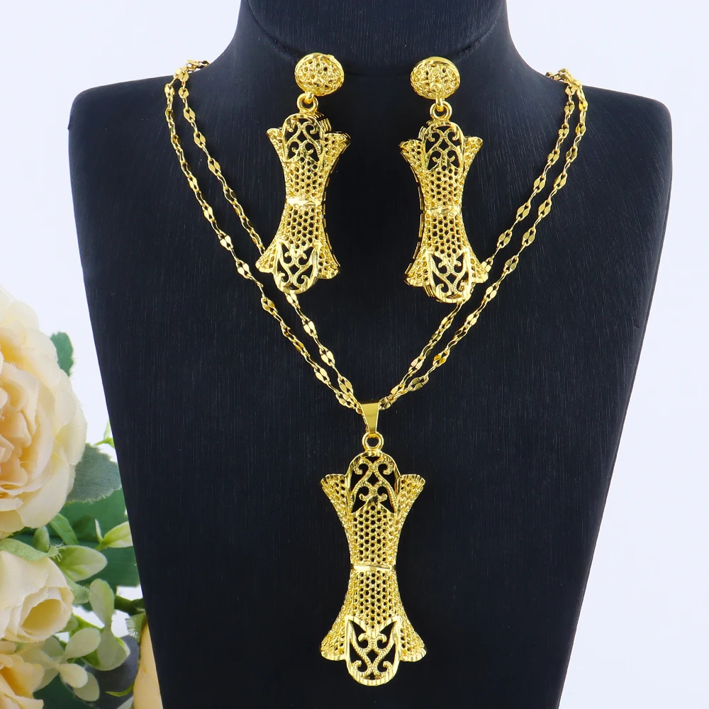 Vergoldetes, leichtes Luxus-Schmuckset mit Halskette und Ohrringen für Damen, Charm-Hohlschmuck für Alltag, Party, Hochzeit, Dating und Geschenke – Detail 3