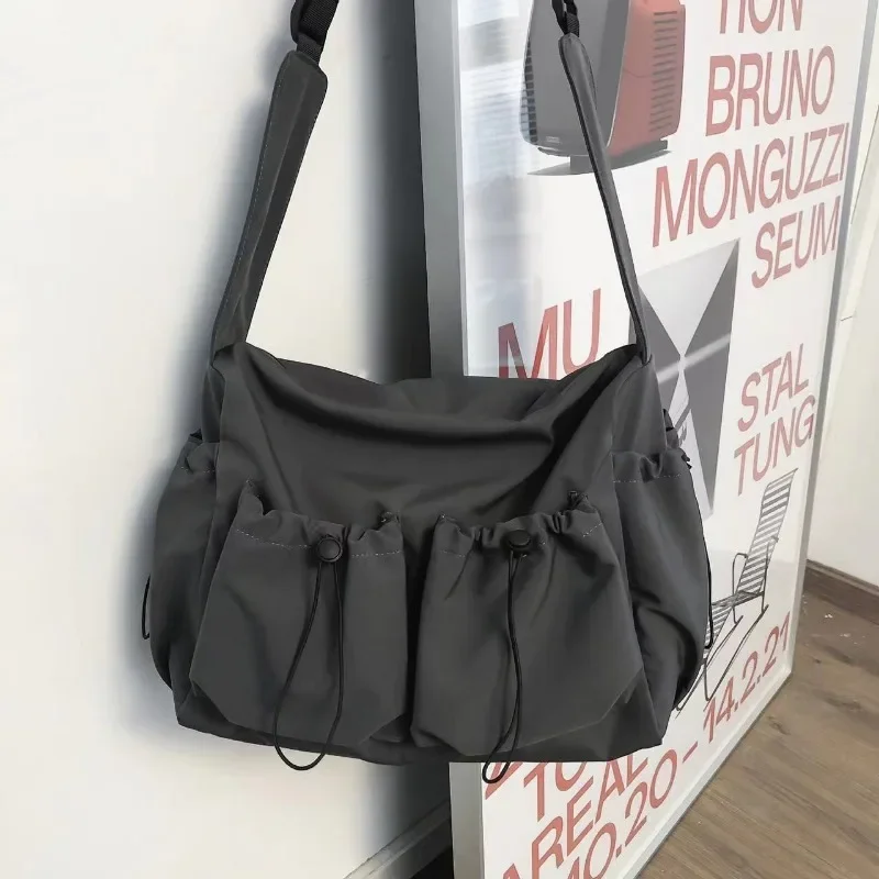 Sac à bandoulière unisexe pour hommes et femmes, sac à bandoulière de grande capacité, sac à fermeture éclair avec breloque, mode initiée