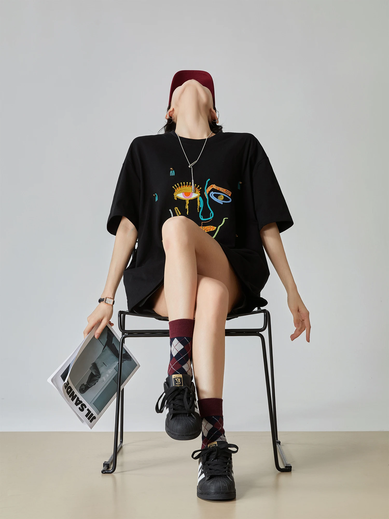 

Черная полосатая футболка с вышивкой и бисером, с круглым вырезом, коротким рукавом, женская, повседневная, свободного кроя, модная, летняя, из полиэстера