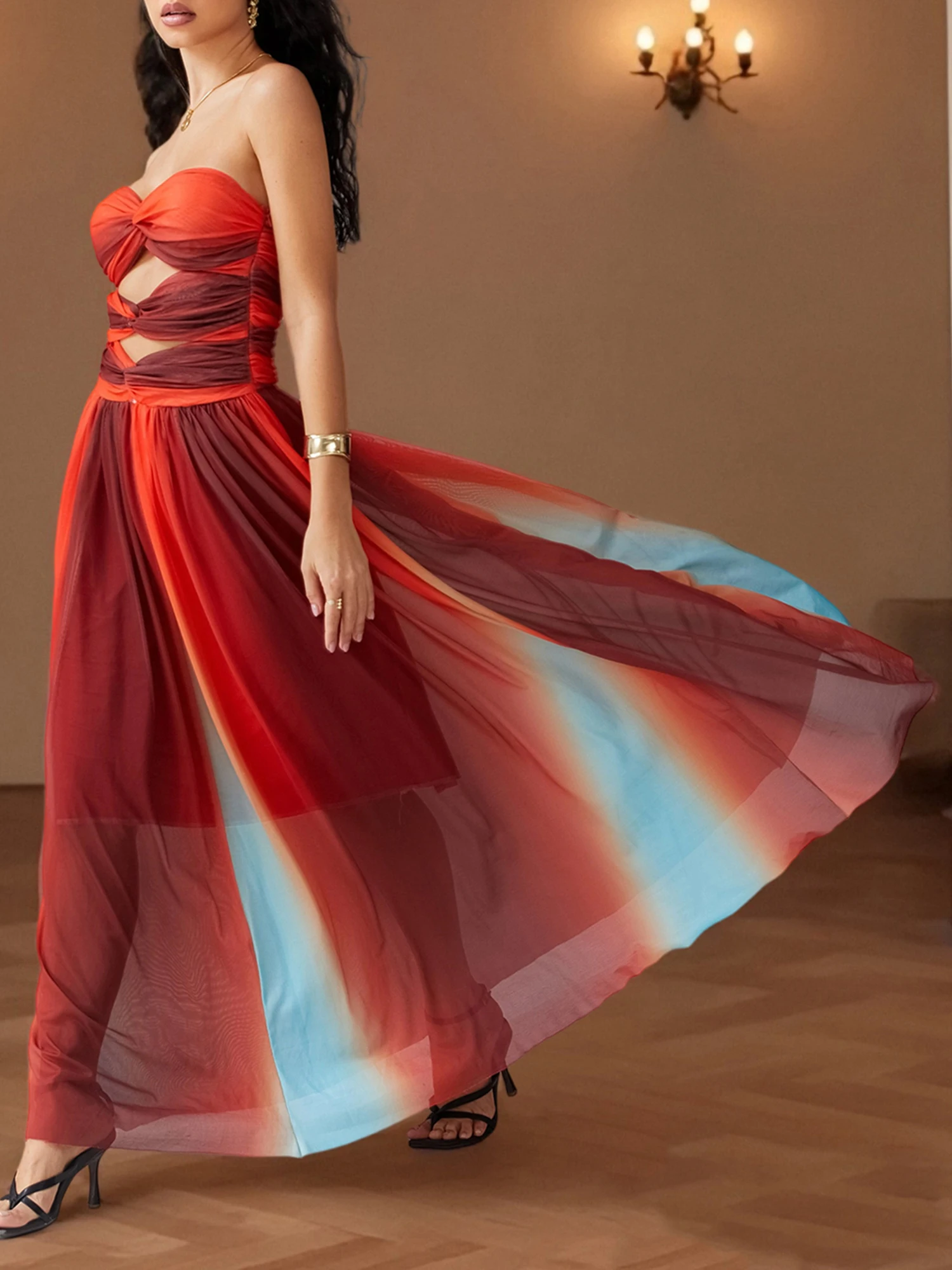 Elegantes Damen-Maxikleid mit Blumendruck, schulterfreiem, ärmellosem Röhrenoberteil mit Rüschen vorne und Regenbogendetail